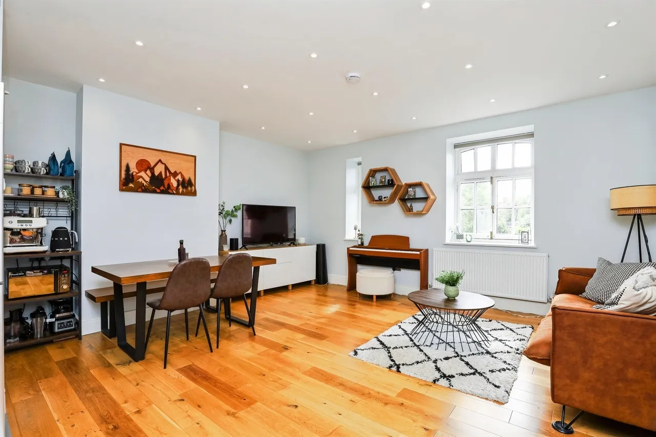 2 bed flat for sale — Syresham Gardens, Haywards Heath