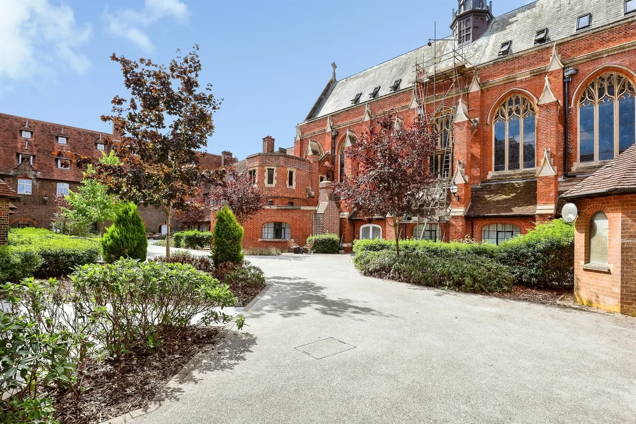 Syresham Gardens, Haywards Heath, photo 2