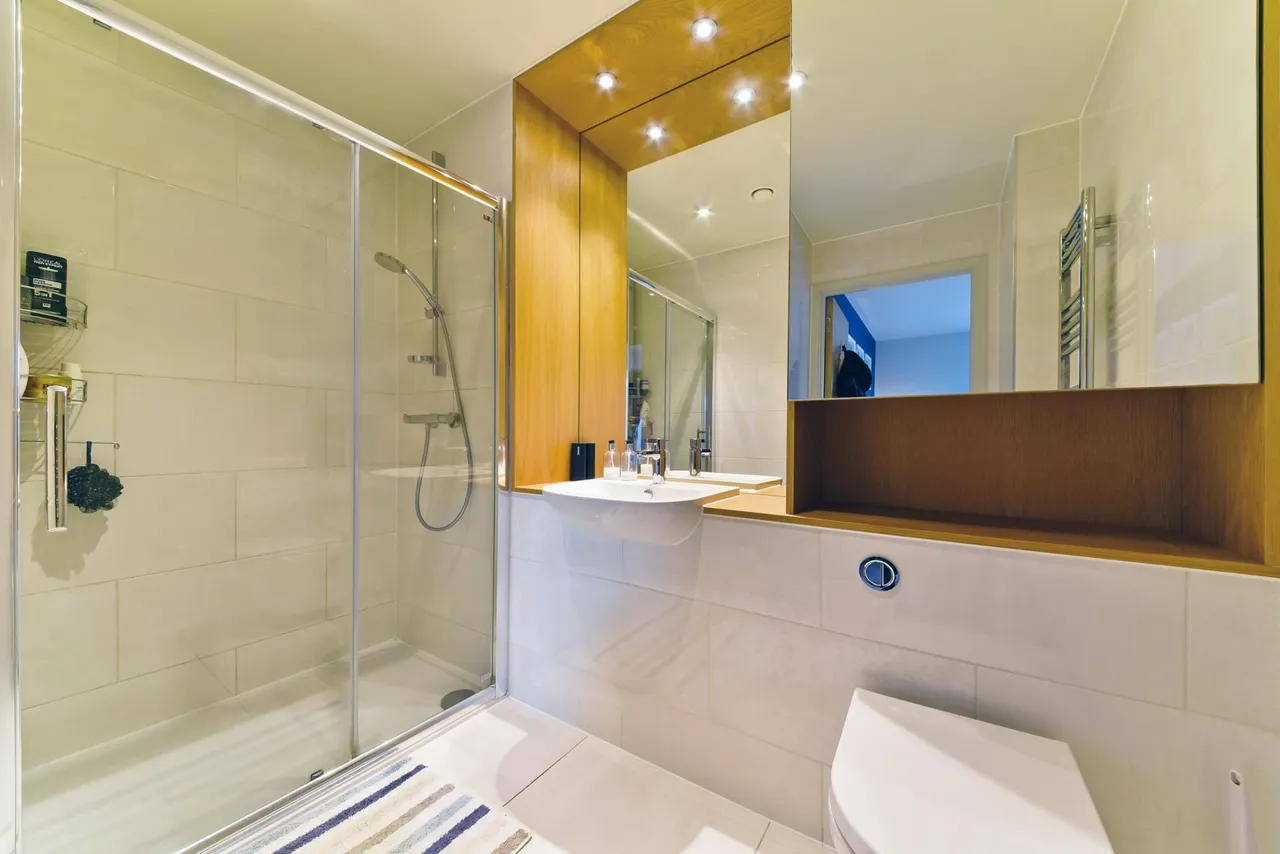 Paddlers Avenue, TW8, photo 9