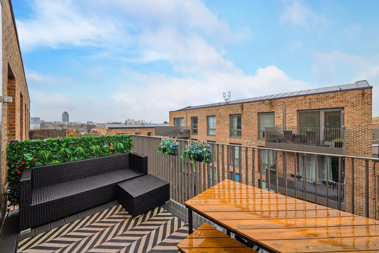 Paddlers Avenue, TW8, photo 2