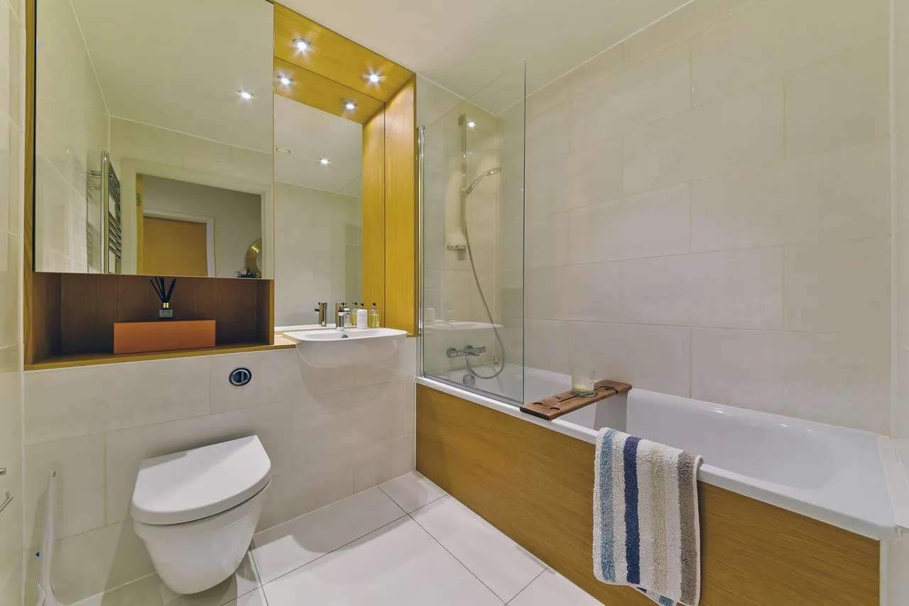 Paddlers Avenue, TW8, photo 11