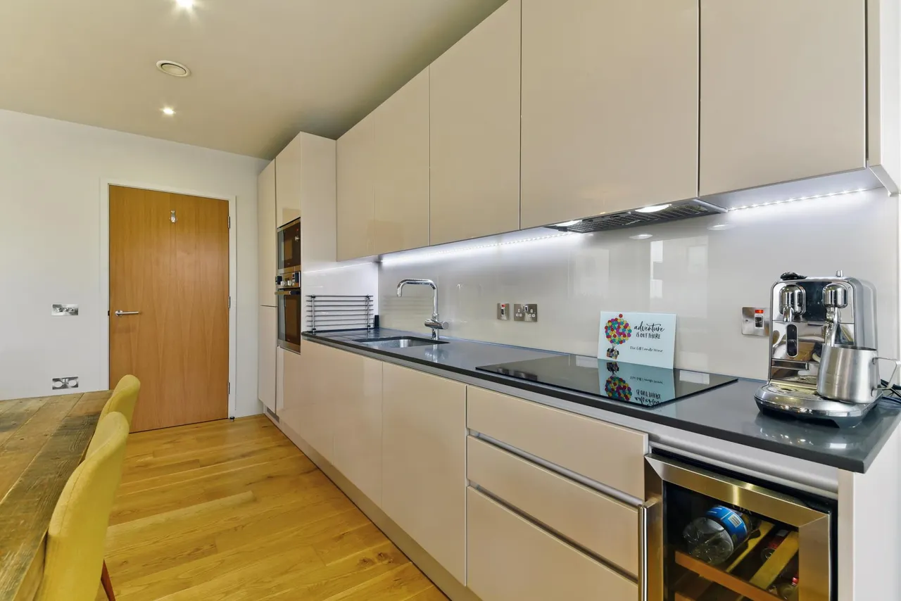 Paddlers Avenue, TW8, photo 6
