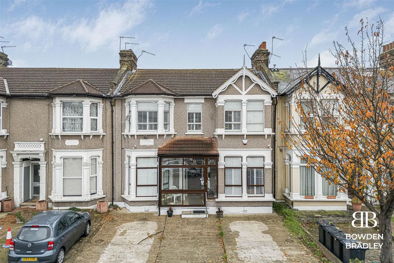 4 bed house for sale — Courtland Avenue, Ilford, IG1
