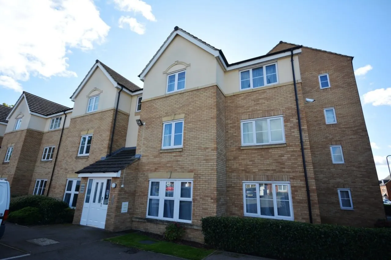 2 bed flat to rent — Crowe Road, Bedford