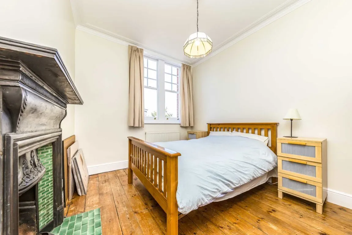 High Street, TW11, photo 5