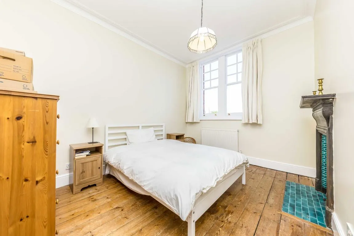 High Street, TW11, photo 4