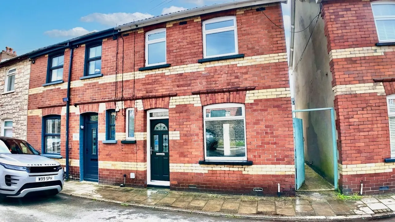 2 bed house for sale, Greenfield, Newbridge, NP11