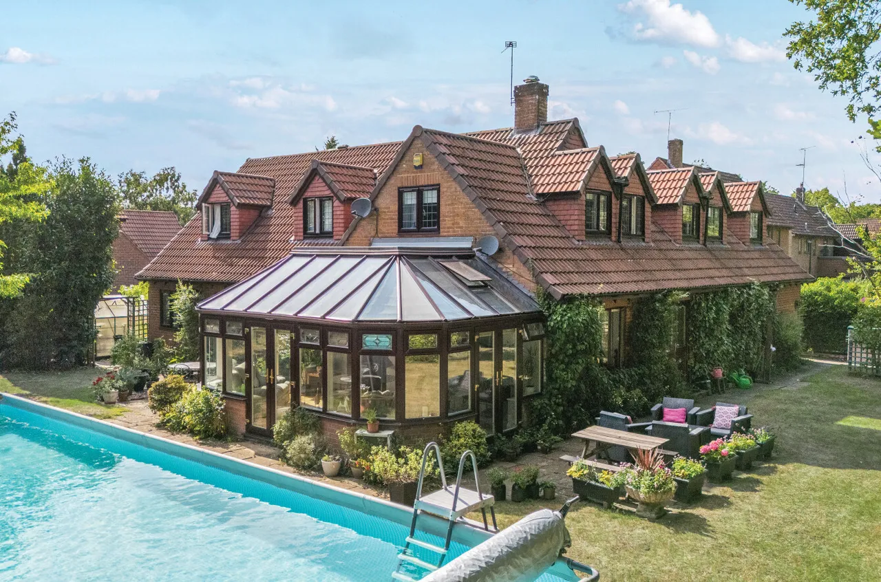 Orchard End, Rowledge, Farnham, Surrey, GU10 4EE, photo 3