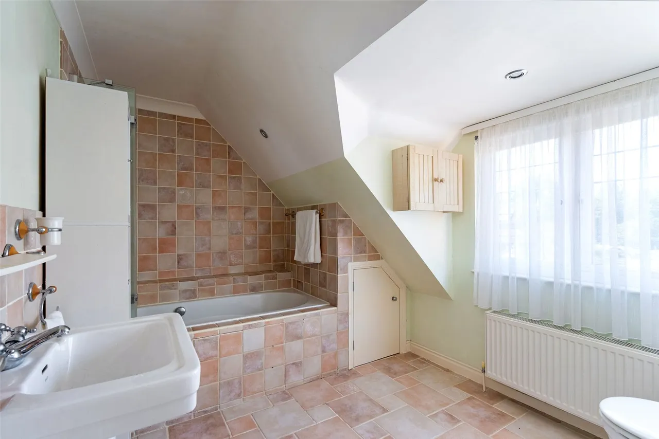 Orchard End, Rowledge, Farnham, Surrey, GU10 4EE, photo 23