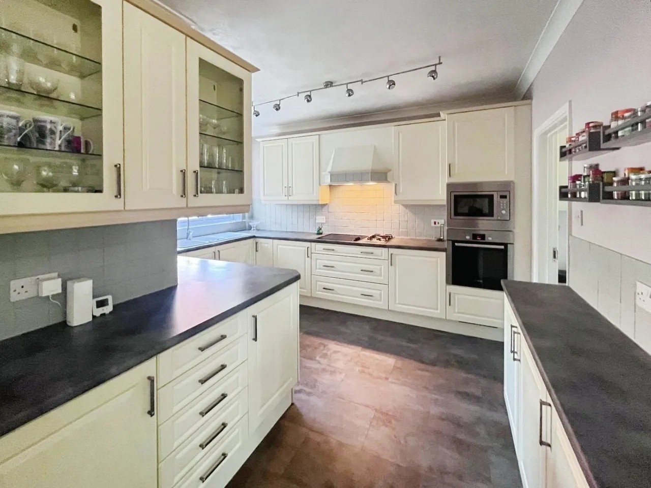Orchard End, Rowledge, Farnham, Surrey, GU10 4EE, photo 4