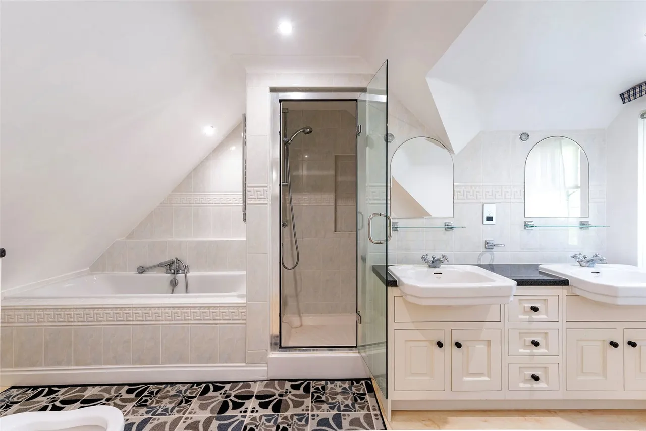 Orchard End, Rowledge, Farnham, Surrey, GU10 4EE, photo 18