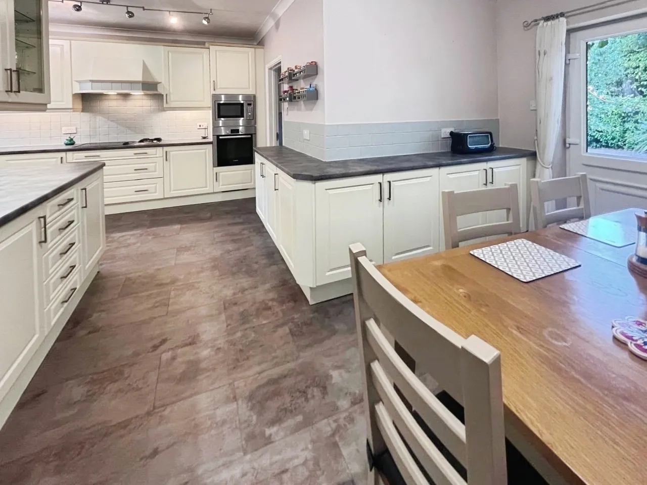 Orchard End, Rowledge, Farnham, Surrey, GU10 4EE, photo 6