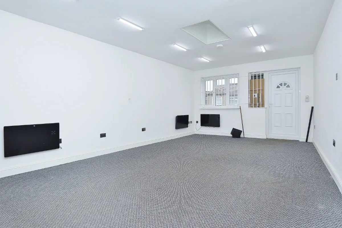 Clockhouse Lane, Romford, Collier Row, RM5 3PH, photo 2