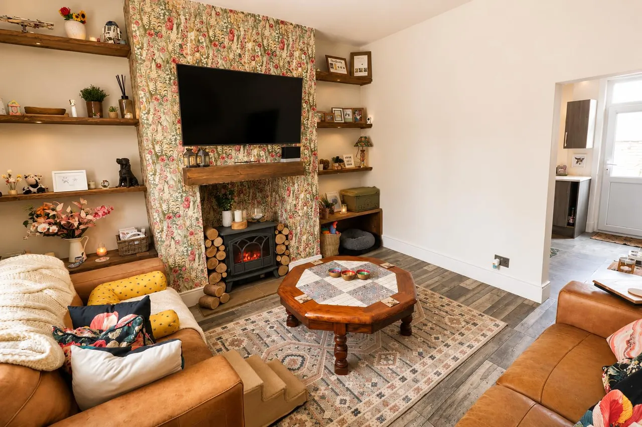 Lees Street, Oldham, OL2, photo 5