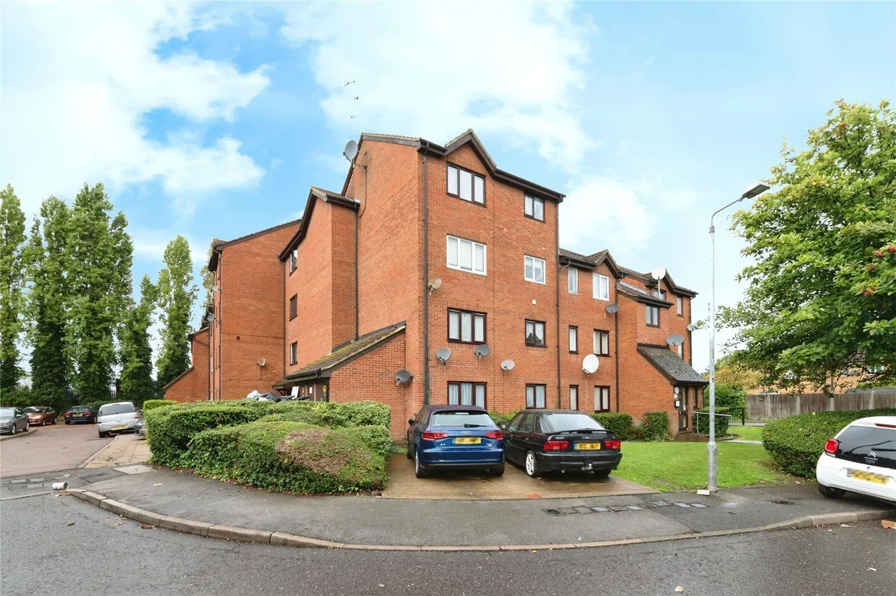 2 bed flat for sale — Porter Close, Grays, Essex, RM20