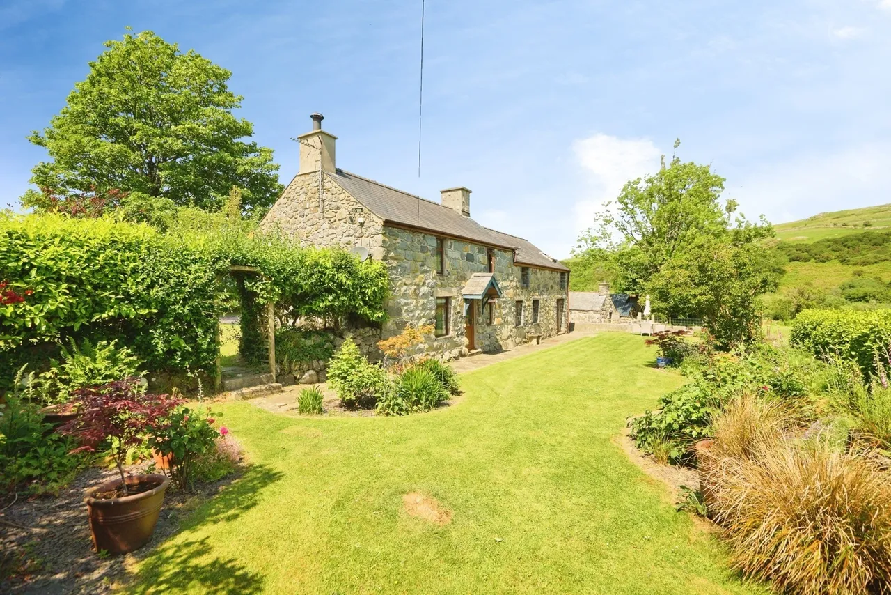 3 bed house for sale, Llangybi, Pwllheli, LL53