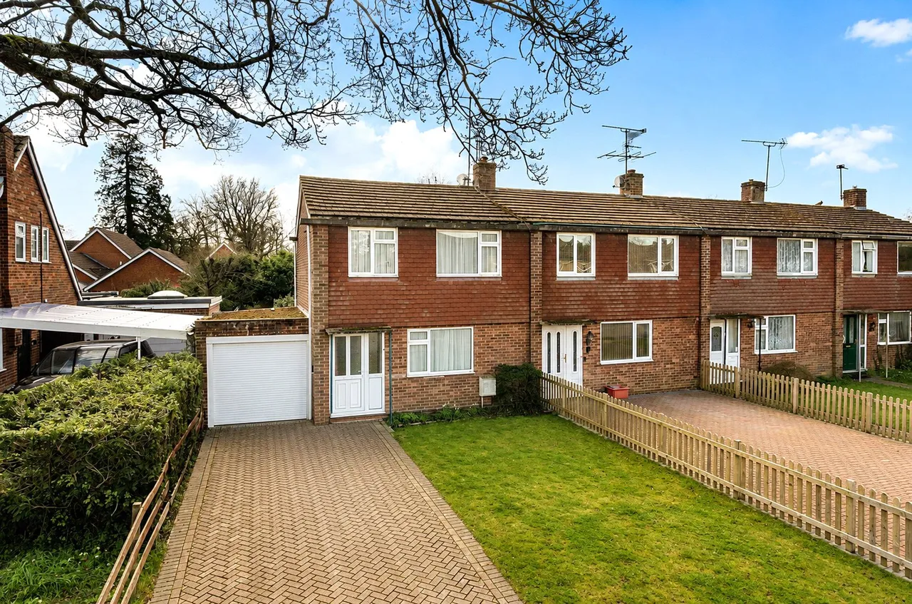3 bed house for sale — Leighfield, Mortimer Common, Reading, Berkshire, RG7 3TT