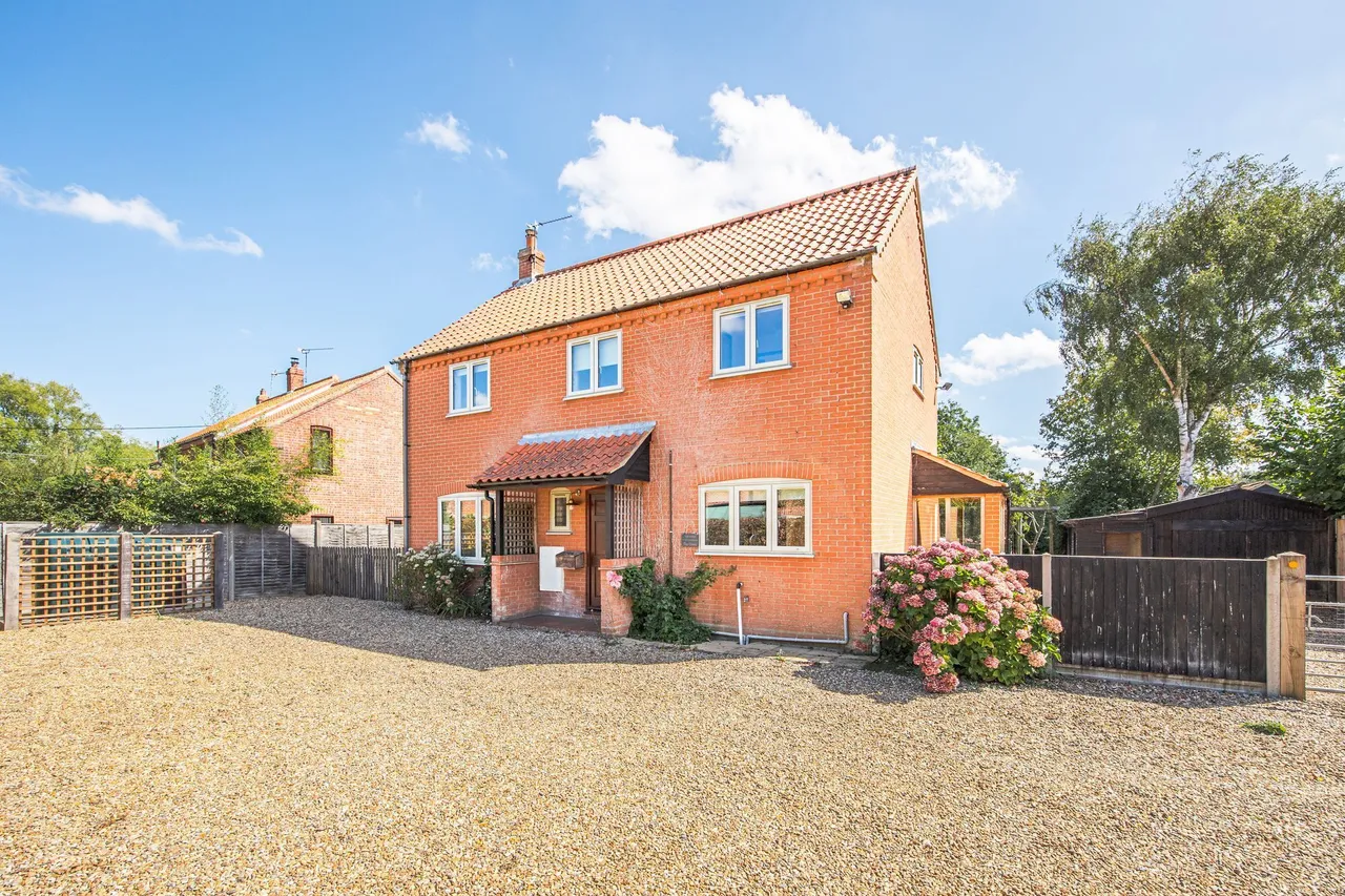 3 bed house for sale, Detached Home with Huge Potential in