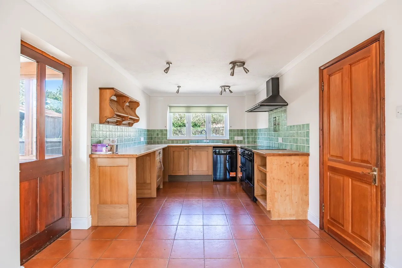 Detached Home with Huge Potential in, photo 4