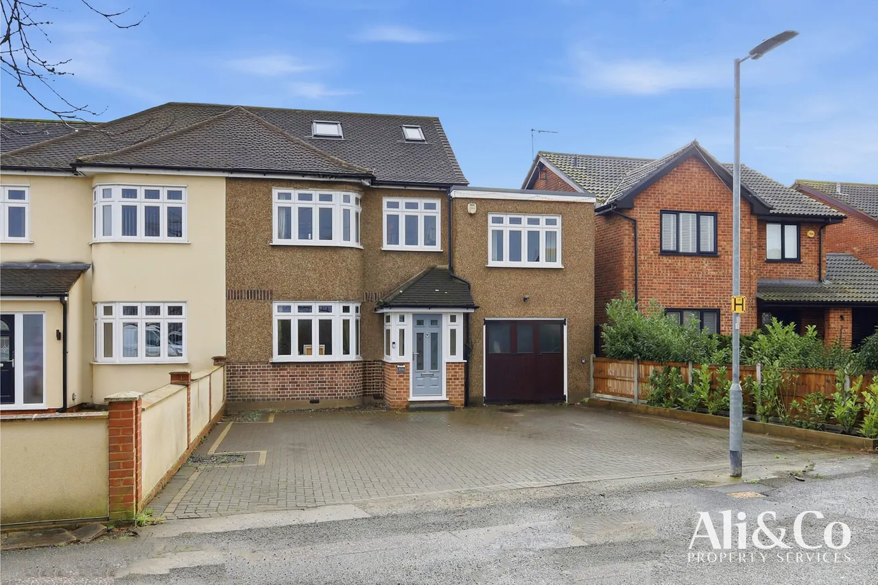 5 bed house for sale — Long Lane, Grays, Essex, RM16 2QH