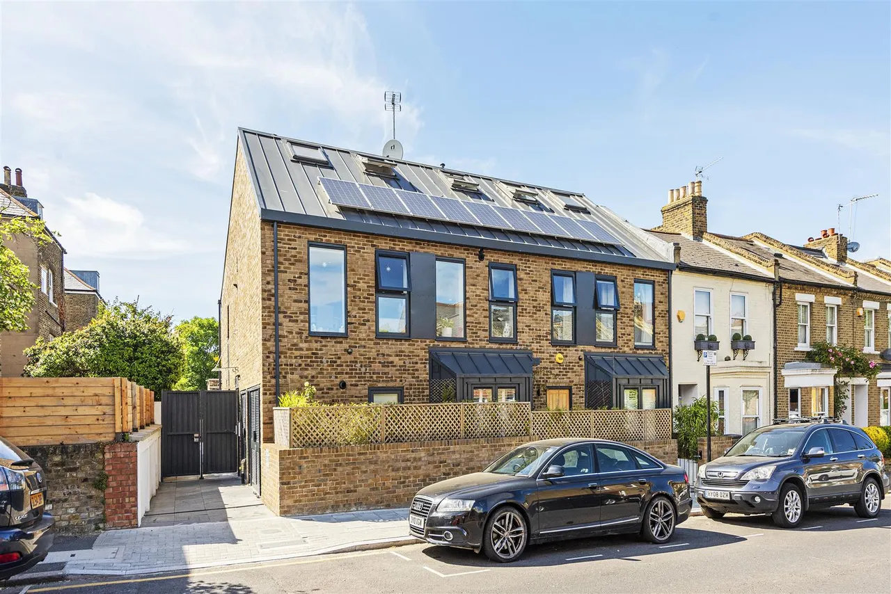 2 bed flat for sale, Bemish Road, London, SW15