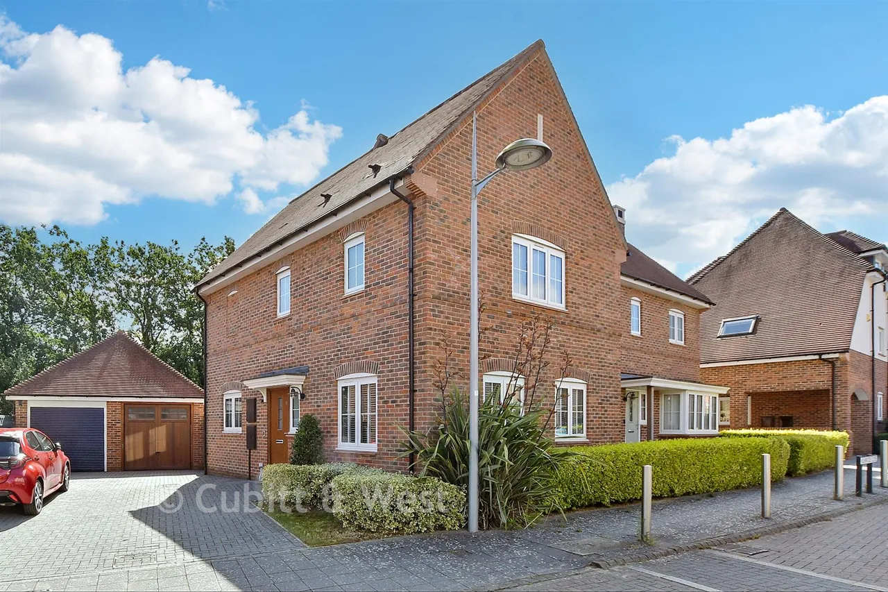 3 bed house for sale, Kilnwood Close, Faygate, RH12