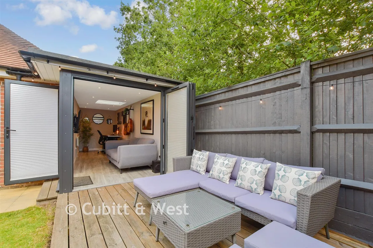 Kilnwood Close, Faygate, RH12, photo 15