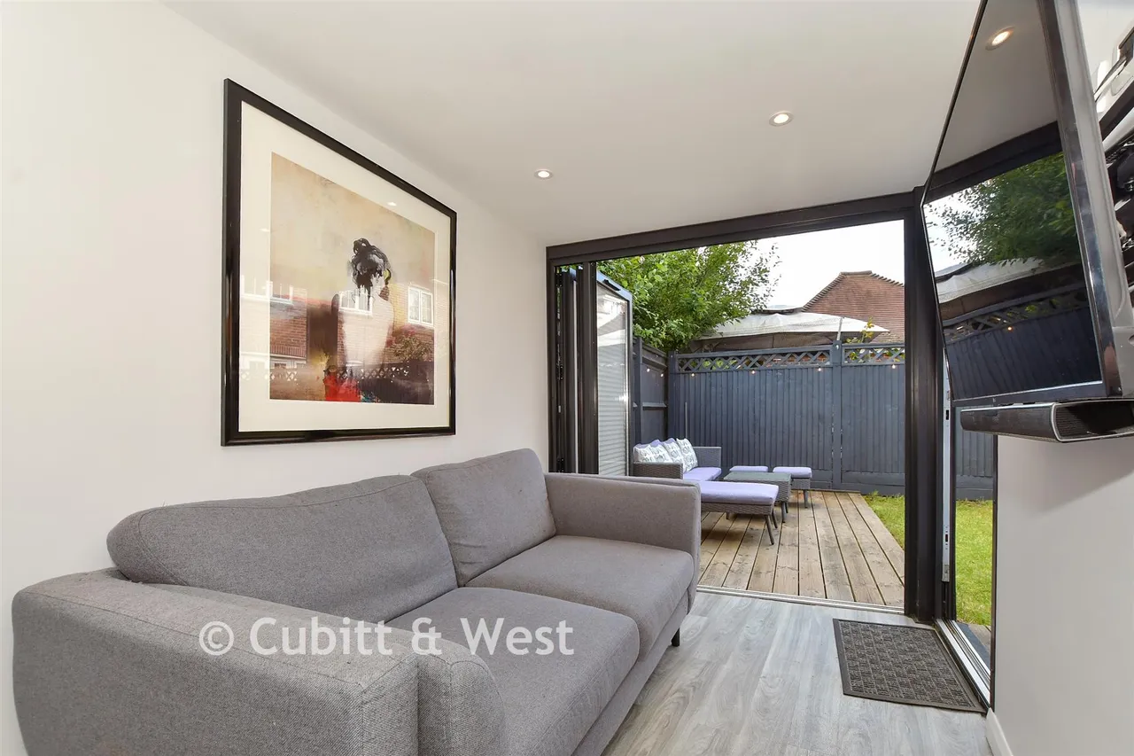Kilnwood Close, Faygate, RH12, photo 17