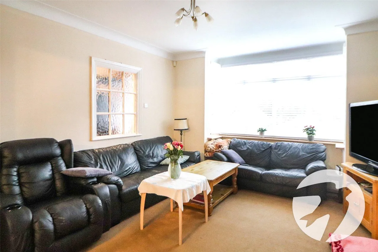 4 bed house for sale, Avenue Road, Lesney Park, DA8