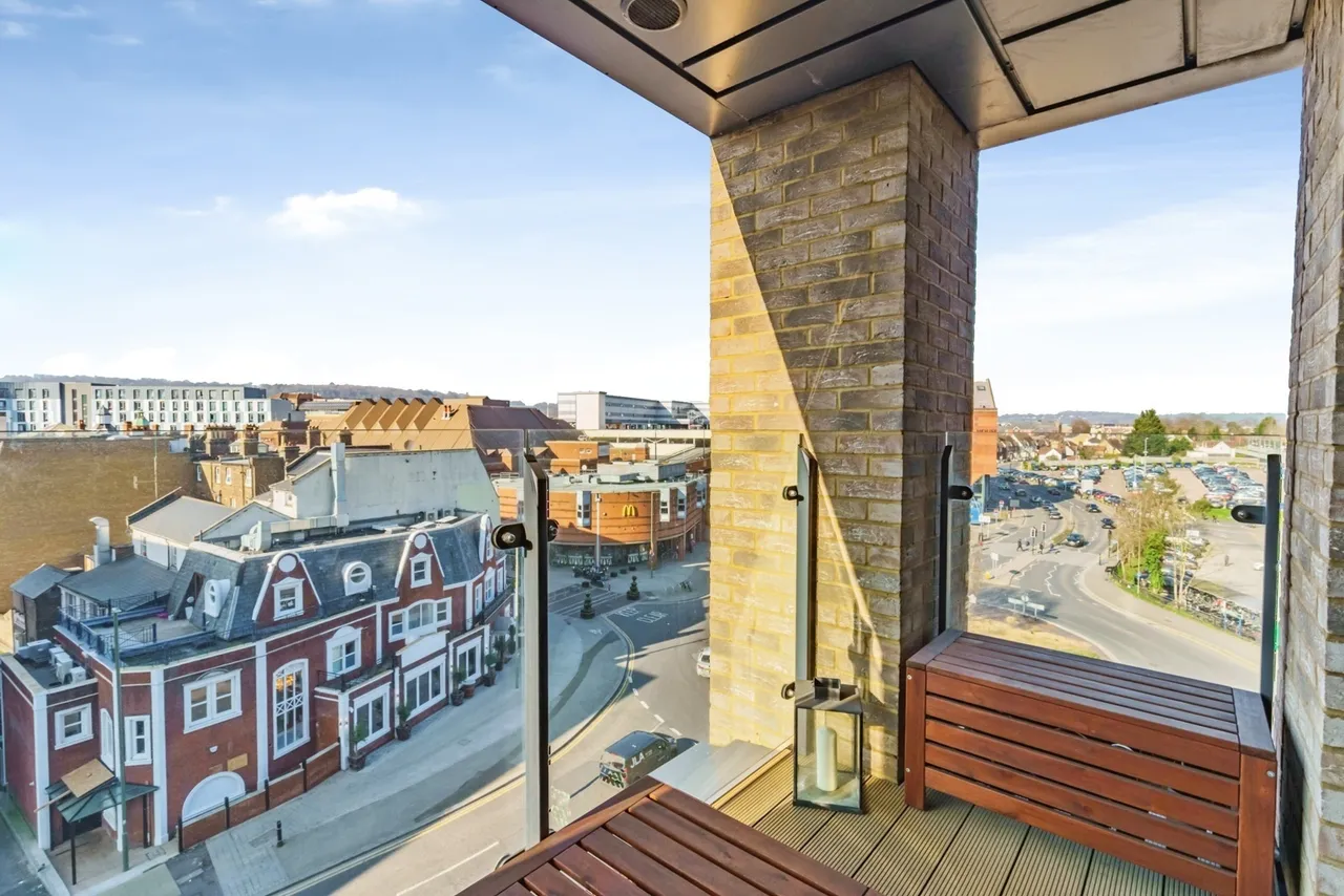 Marketfield Way, Redhill, RH1, photo 2