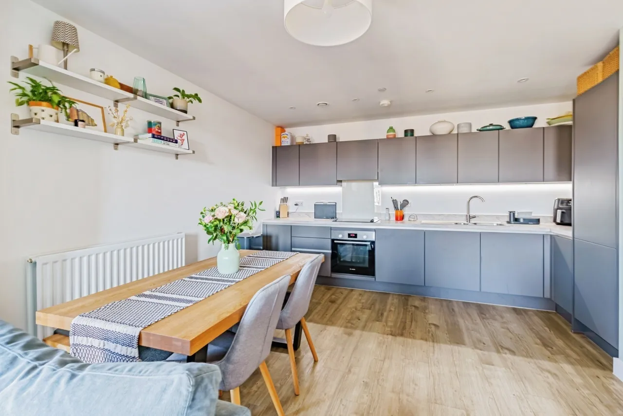 2 bed flat for sale, Marketfield Way, Redhill, RH1