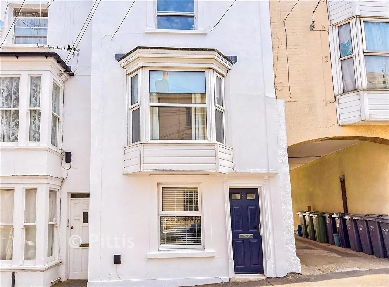 2 bed house for sale, Nelson Street, Ryde, PO33