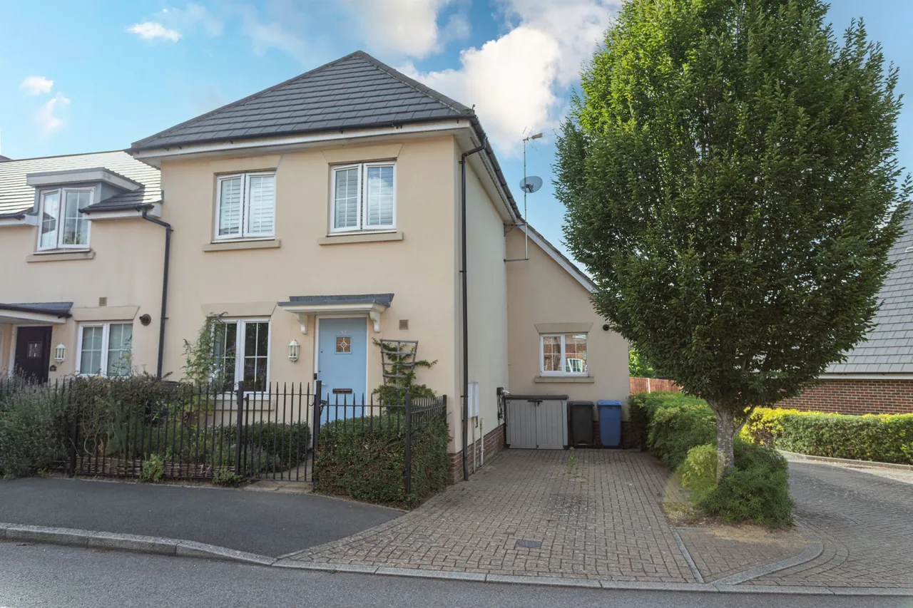 3 bed house for sale — Damson Drive, Hartley Wintney, Hook, RG27 8WR