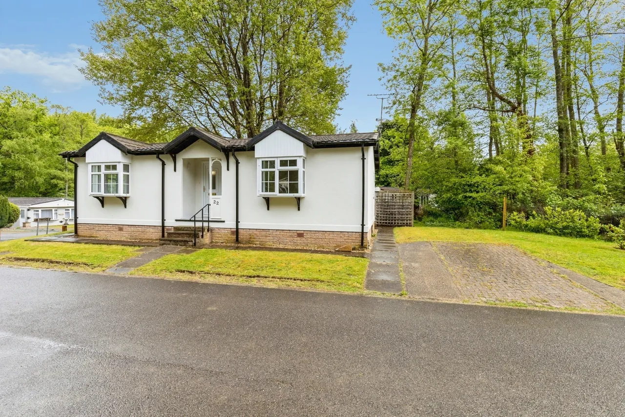 2 bed mobile home for sale, Woodpecker Way, Turners Hill Park, RH10