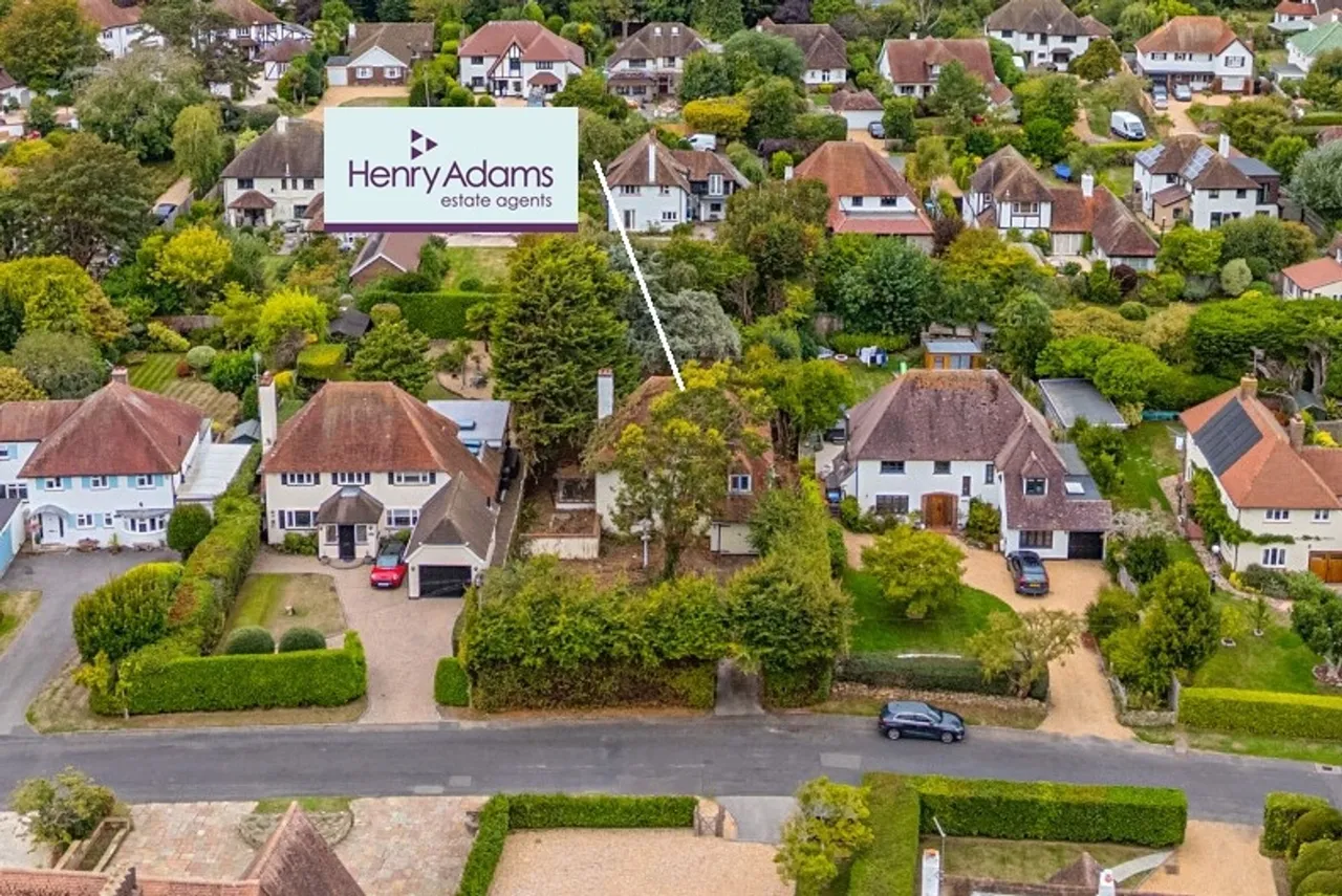 4 bed property for sale, East Close, Middleton-On-Sea, PO22