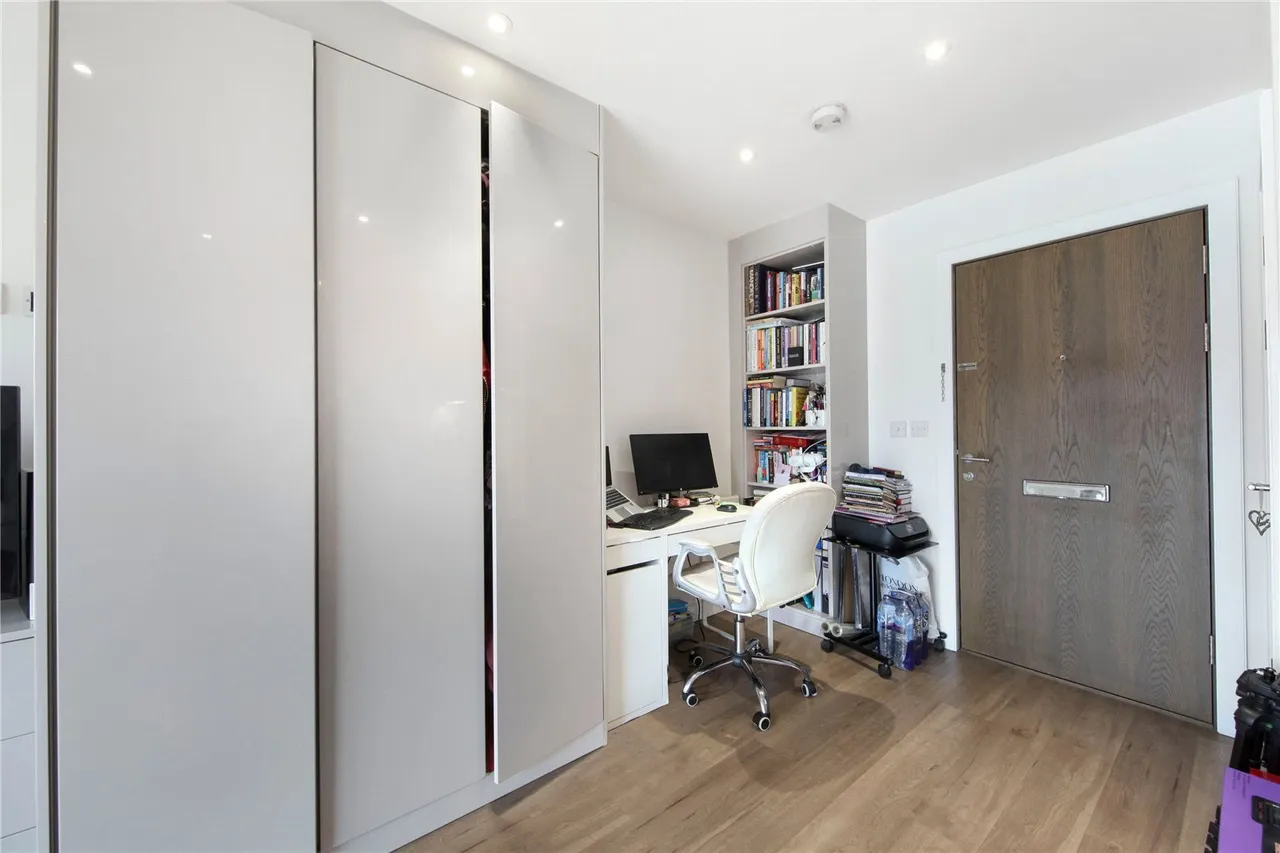 Boulevard Drive, London, NW9, photo 11