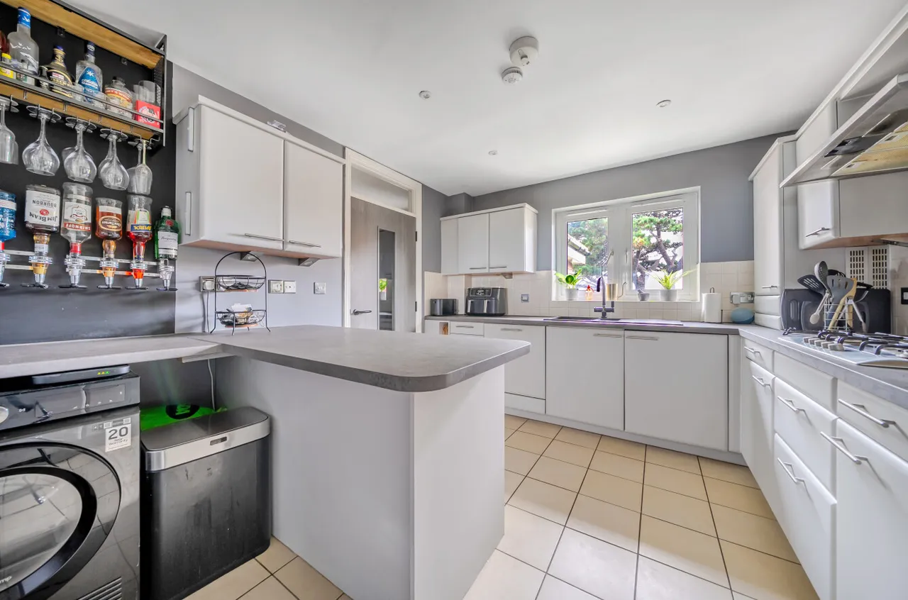 Swordfish Close, Lee-on-the-Solent, PO13, photo 5