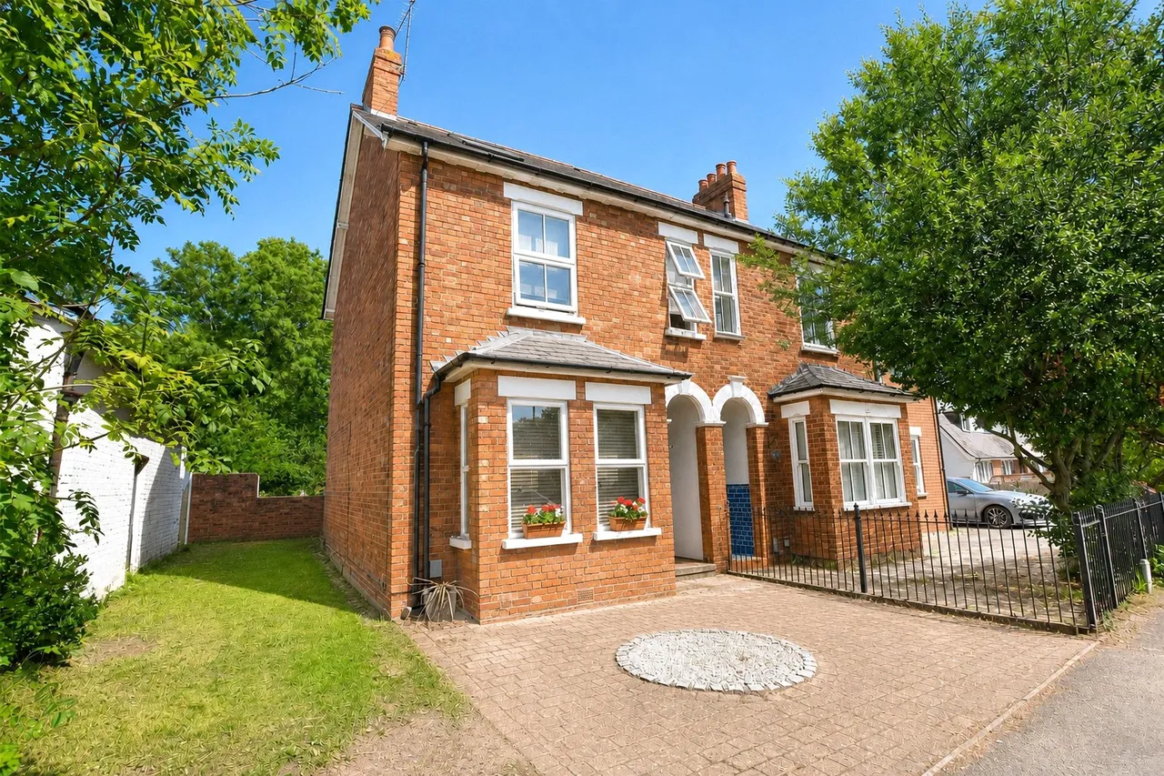 3 bed house for sale — Rectory Road, Farnborough, Hampshire, GU14 7HT