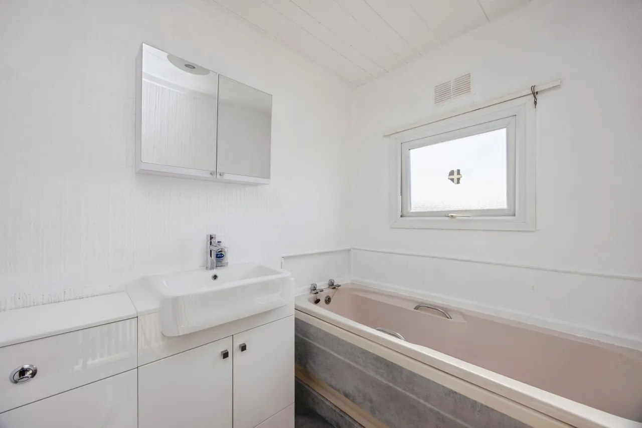 Warwick Drive, Buckler Village, PL25, photo 11