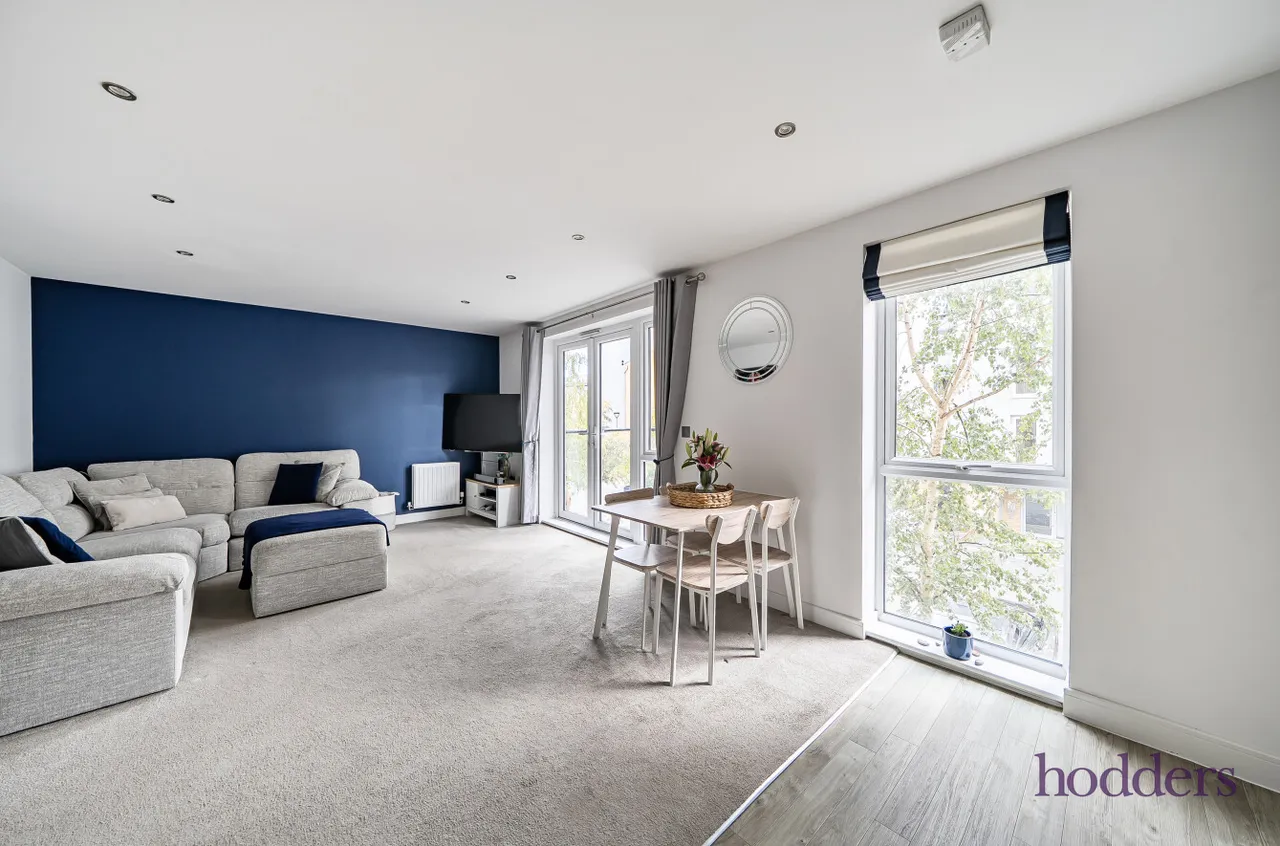 2 bed flat for sale, Hawker Drive, Addlestone, KT15