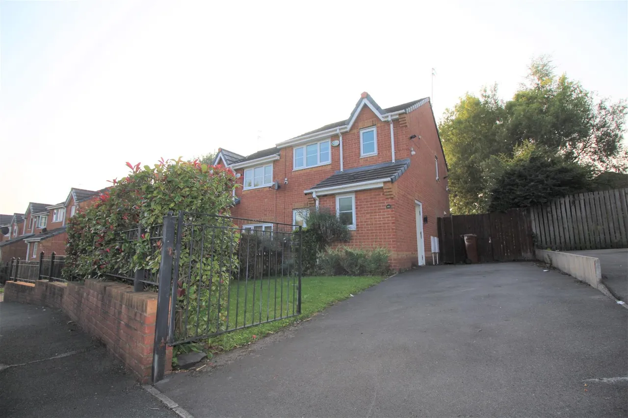 3 bed house for sale — Everside Drive, Manchester, M8 8ES