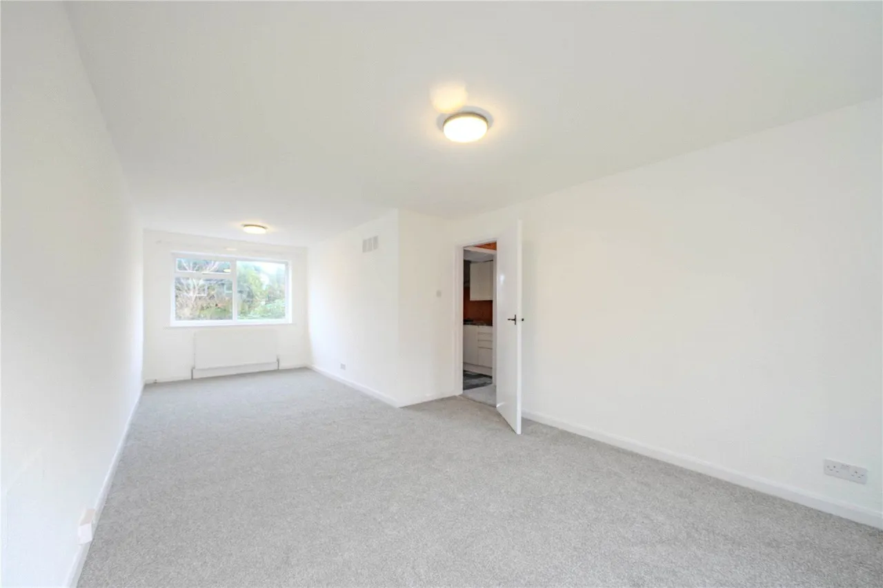 Holt Vale, Holt Park, LS16, photo 3