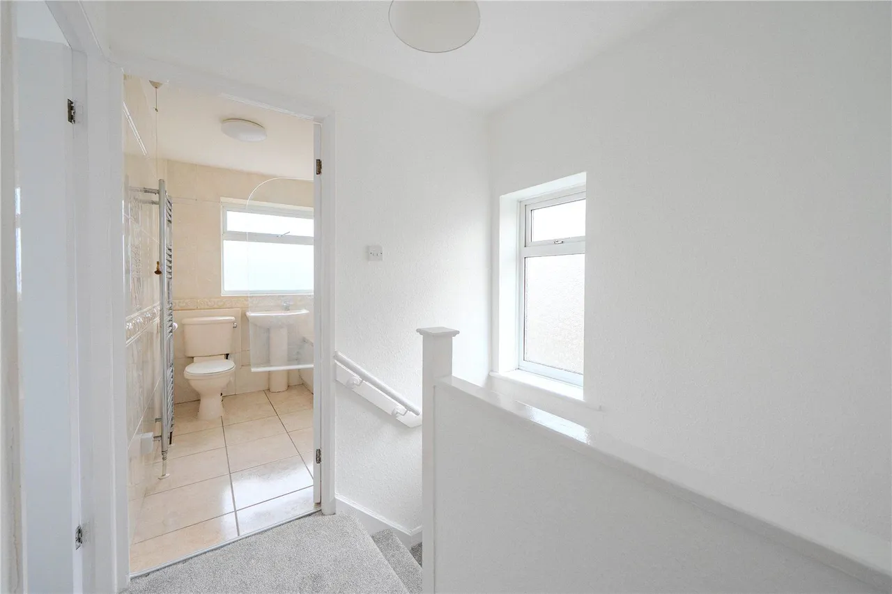 Holt Vale, Holt Park, LS16, photo 5
