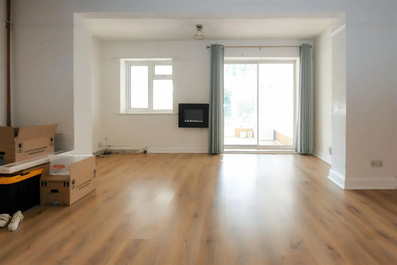 Courtwick Road, Wick, photo 2