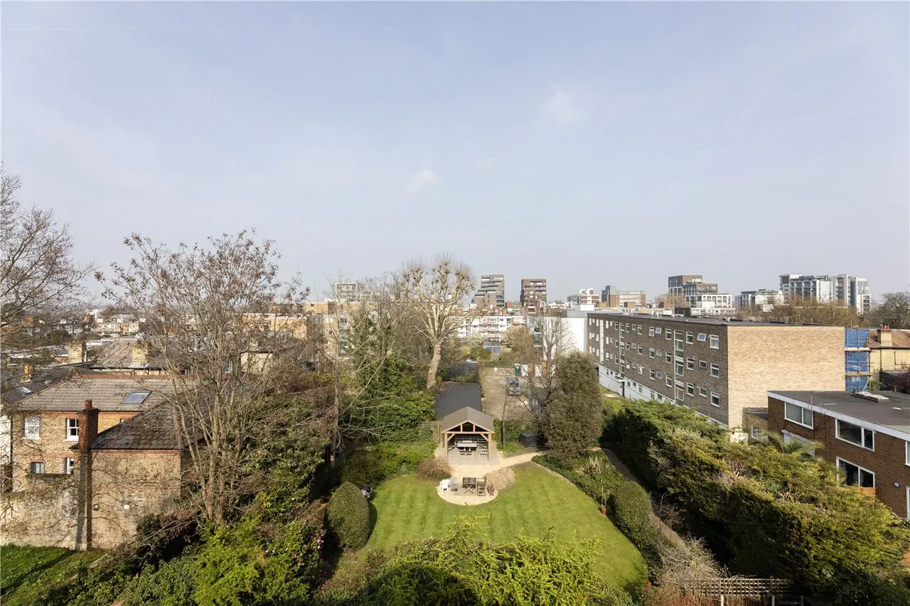 3 bed flat for sale — Carlton Drive, London, SW15