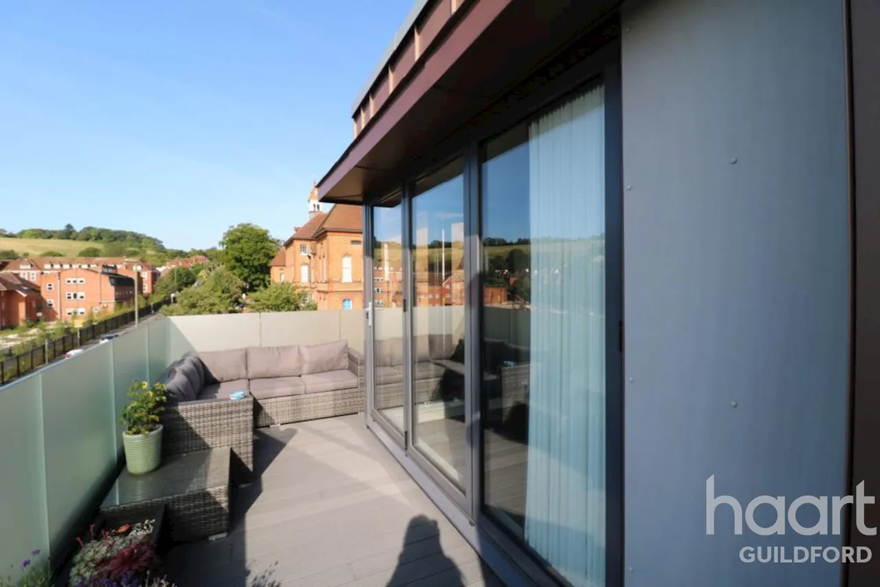 3 bed flat to rent, Queens Place, Denzil Road, GU2