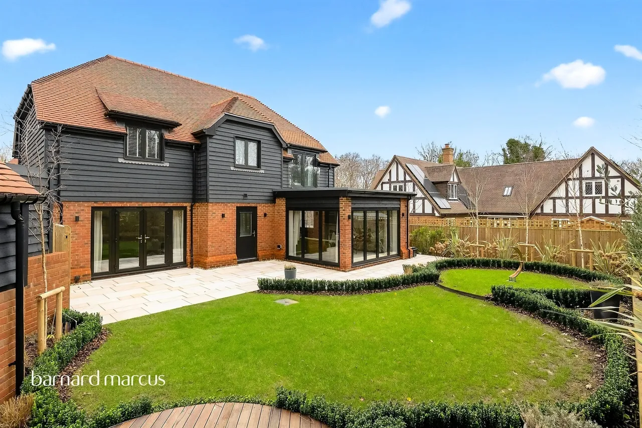 Huntersfield Farm, Fairlawn Road, Banstead, photo 2