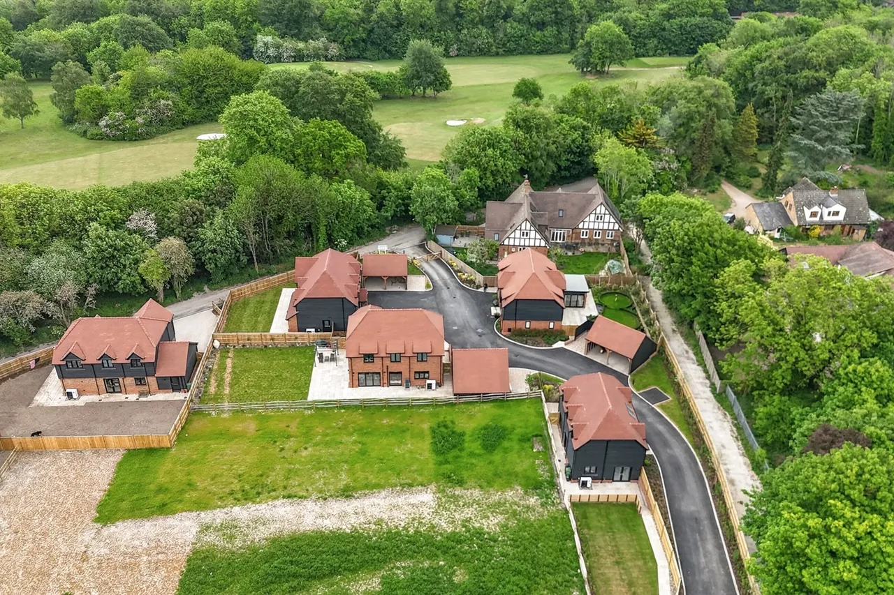Huntersfield Farm, Fairlawn Road, Banstead, photo 3