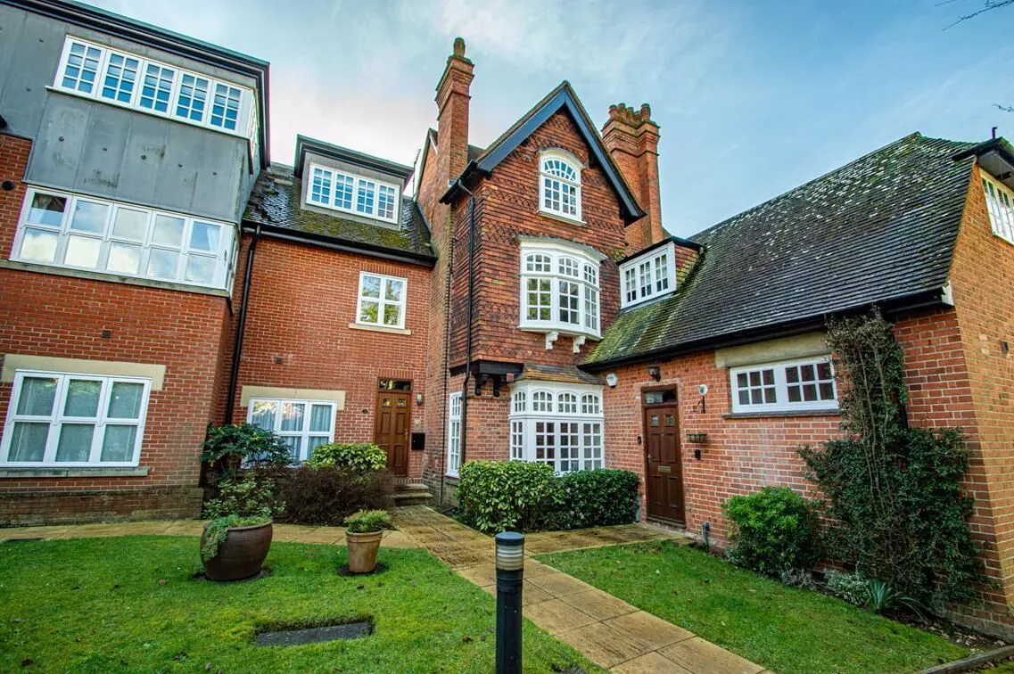 Court Gardens, Goring On Thames, RG8, photo 8