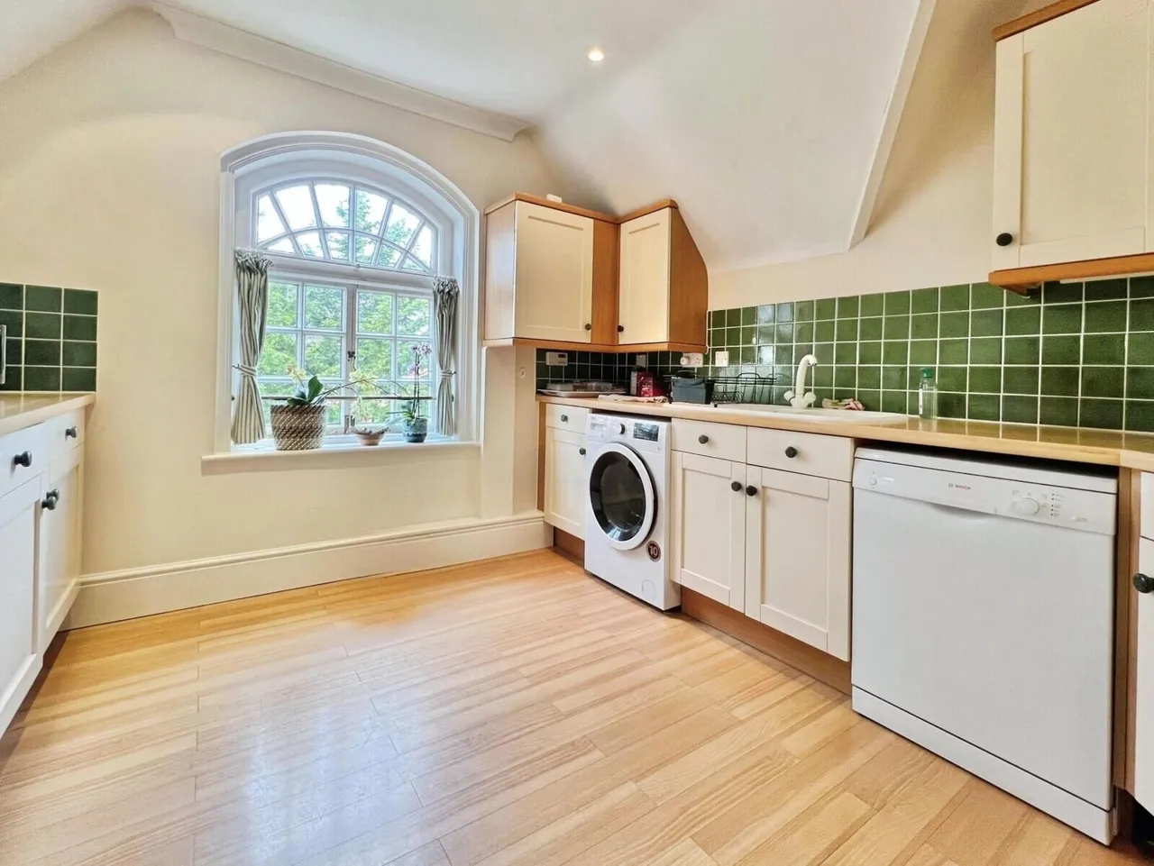 2 bed flat for sale, Court Gardens, Goring On Thames, RG8